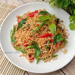 มาม่าผัดกะเพราหมูยอ