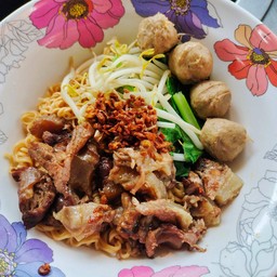 ก๋วยเตี๋ยวแห้งเนื้อเปื่อย