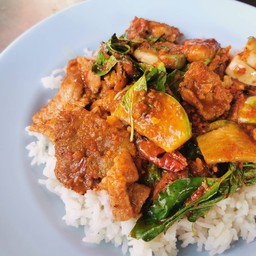 พริกแกงหมูหมักราดข้าว