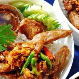 ข้าวหมูทอดกระเทียมพริกลูกโดด