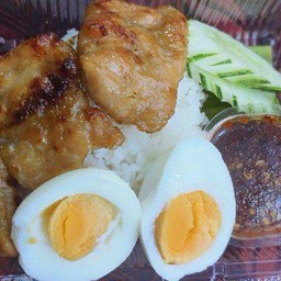 ข้าวหน้าหมูย่างน้ำจิ้มแจ่ว+ไข่ต้ม