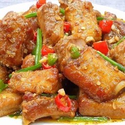 ซี่โครงหมู ผัดพริกเผาราดข้าว