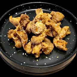 หนังไก่ทอดคลุกซอส