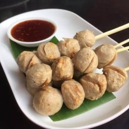 ไส้กรอกอีสาน+ลูกชิ้นย่าง🍡🍢 ร้านตั้งอยู่หน้าร้านถูกดียายเนียง
