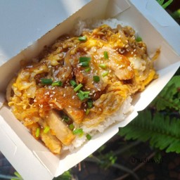 ข้าว หน้าไก่ทอดสไตล์ญี่ปุ่น