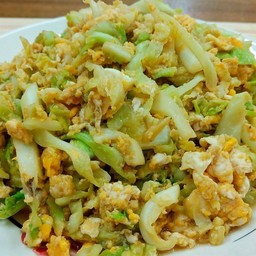 กะหล่ำปลีผัดไข่ราดข้าว