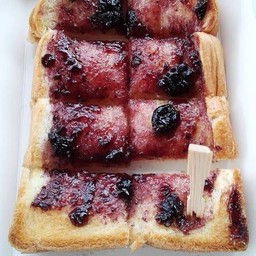 ขนมปังปิ้งแยมบลูเบอรี่