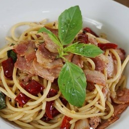 สปาเกตตี้เบคอนพริกแห้ง