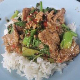 กะเพราหมูหมักราดข้าว