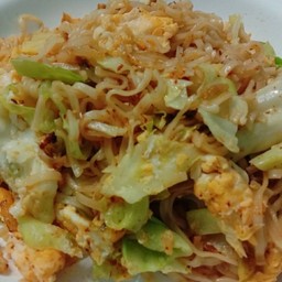 มาม่าผัดไข่ใส่หมูสับและกะหล่ำปลี