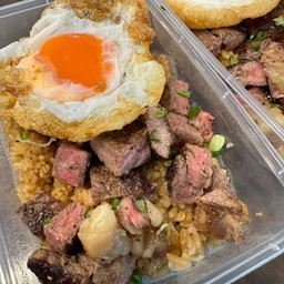 ข้าวผัดกระเทียมเนื้อออสย่าง