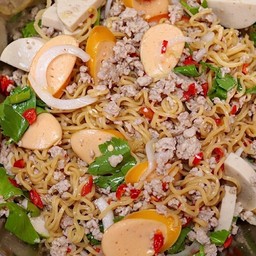 ยำมาม่าหมูสับไส้กรอก