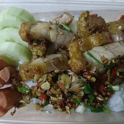 ข้าวราดหมูกรอบคั่วพริกเกลือ