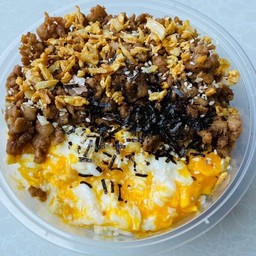 ข้าวผัดหมูกระเทียมไข่ขยี้