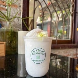 น้ำมะพร้าวปั่นนมสด+ ท็อปด้วยเนื้อมะพร้าว