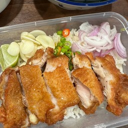 ข้าวขยำไก่ทอดไข่ดาว + ต้มเปรี้ยว