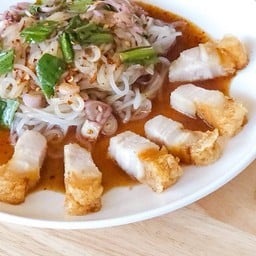 ยำเส้นเล็กหมูกรอบ•