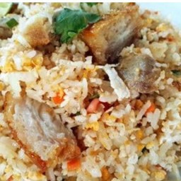 ข้าวผัดหมูกรอบ