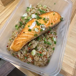 ข้าวคั่วพริกกระเทียมแซลม่อนย่าง
