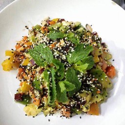 ยำเมี่ยงใบชา มีหอมกระเทียมหมักกับใบชาแล้ว ทำเจไม่ได้