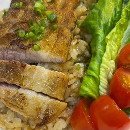 ข้าวผัดกระเทียมหมูสามชั้นย่าง