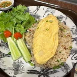 ข้าวคั่วพริกกระเทียมไข่ออมเล็ต
