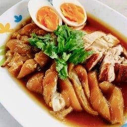 ข้าวขาหมูเนื้อหนังใส่ไข่