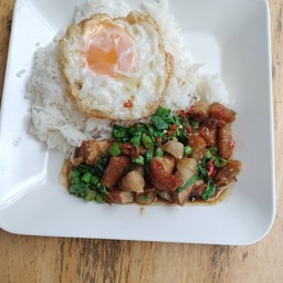 ข้าวราดกระเพราเลือกเนื้อสัตว์ด้านในค่ะ