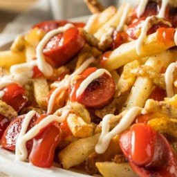 Set ตะลุมบอน เฟรนซ์ฟรายส์คลุกไส้กรอกหนังไก่ทอดกรอบ ราดซอส 3-4 ชนิด