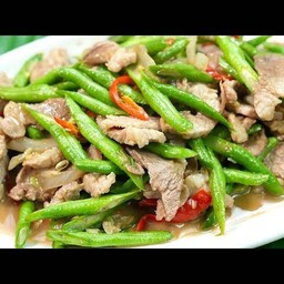 ถั่วฝักยาว ผัดหมูชิ้นราดข้าว