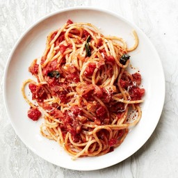 พาสต้าซอสมะเขือเทศและเบค่อน