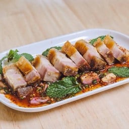 ลาบหมูกรอบ•