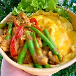 ข้าวไข่ข้นผัดพริกแกงหมู