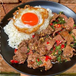 ข้าวกะเพราเนื้อ ใบพาย 200g ไข่ดาว