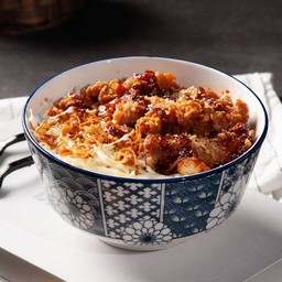 ข้าวหมูทอดซอสตาแดง แถม!น้ำจิ้มแจ่วมะขาม