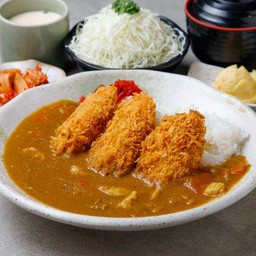 ชุดข้าวแกงกะหรี่แซลมอนทอด