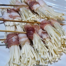 หมูสามชั้นพันเห็ดเข็มทอง