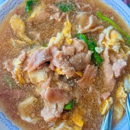 เส้นใหญ่ราดหน้าหมูใส่ไข่