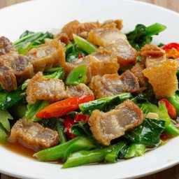 ข้าวคะน้าหมูกรอบ