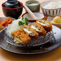 ชุดหมูบดชุบเกล็ดขนมปังทอดไส้ชีส