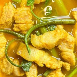 แกงเหลืองผักบุ้งหมู