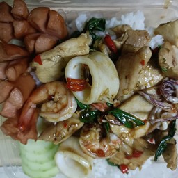 ข้าวกะเพรารวมมิตรกุ้งปลาหมึกไก่หมูชิ้น
