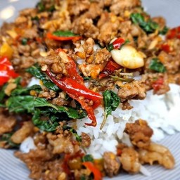 กะเพราเนื้อสับราดข้าว ใช้เนื้อดี รสเด็ดเผ็ดแห้ง เพิ่มความอร่อยยยิ่งขึ้นรับประทานคู่กับพริกน้ำปลาสูตรเฉพาะทางร้าน เราใช้มะนาวเเท้