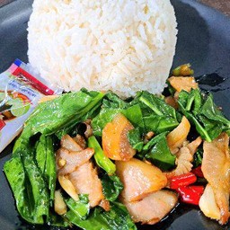 ผัดคะน้าคอหมูย่างราดข้าว