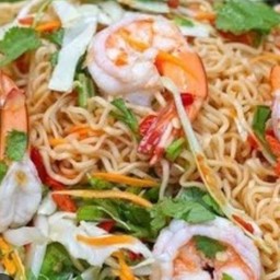 ยำมาม่ากุ้ง หรือปลาหมึก