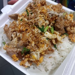 ข้าวหมูชิ้นกระเทียมผัดไข่