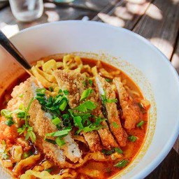 ข้าวซอยไก่ทอด