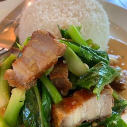 ข้าวคะน้าหมูกรอบ