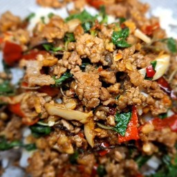 กระเพราหมูสับราดข้าว รสเด็ดเผ็ดแห้ง เพิ่มความอร่อยยยิ่งขึ้นรับประทานคู่กับพริกน้ำปลาสูตรเฉพาะทางร้าน เราใช้มะนาวเเท้
