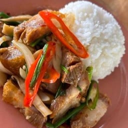 เห็ดออรินจิผัดหมูกรอบราดข้าว